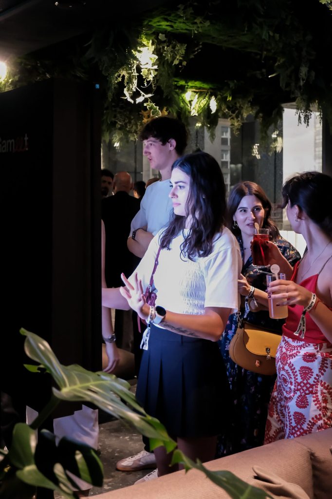 Ragazze che giocano al totem Gameet durante un evento serale