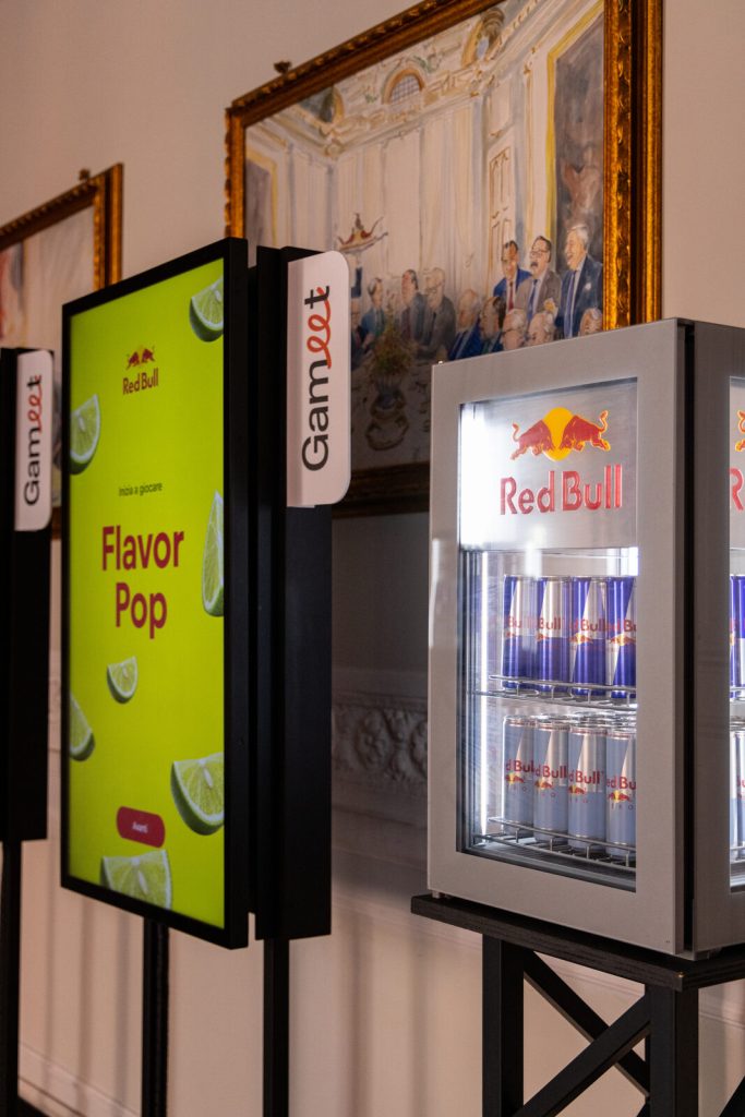 Due totem Gameet con il gioco Flavor Pop accanto a un frigo Red Bull
